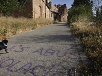 La fábrica abandonada donde se produjo la presunta violación, en el camino de la Torre d'en Vinyes en Manresa (Barcelona). En vídeo, un familiar de la víctima de la 'manada de Manresa' intenta agredir a los acusados.