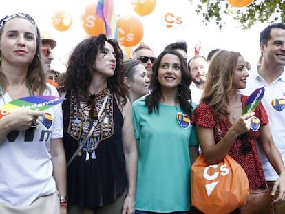 Inés Arrimadas (en el centro), durante la manifestación del Orgullo en Madrid, este sábado. En vídeo, Ciudadanos culpa a PSOE y Podemos de su expulsión de la marcha del Orgullo.