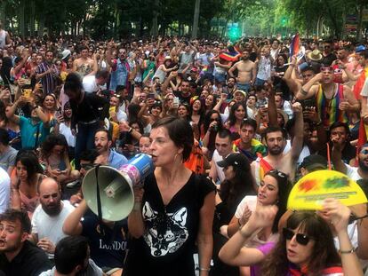 La sentada espontánea de manifestantes del Orgullo contra la presencia de Ciudadanos en la manifestación de Madrid. En vídeo, declaraciones de Inés Arrimadas, portavoz de Ciudadanos.