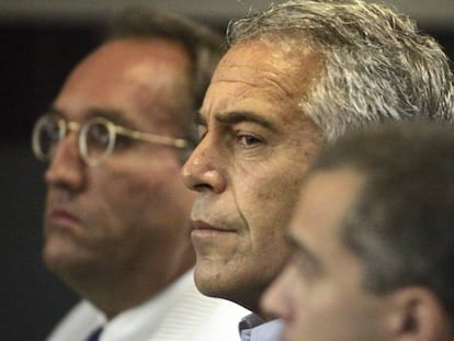 Jeffrey Epstein (centro), bajo custodia en un tribunal de Florida en 2008.