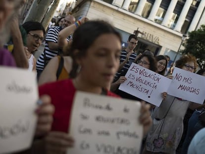 Concentración en Sevilla este 8 de julio en apoyo a la víctima de la llamada Manada de Manresa. En vídeo, la declaración de la joven en el juicio.