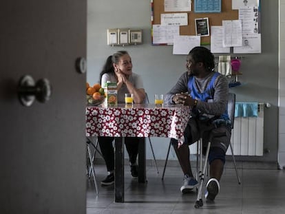 Dolores Córdoba y Eric Djike, en una de las viviendas para personas sin hogar en Las Tablas (Madrid).