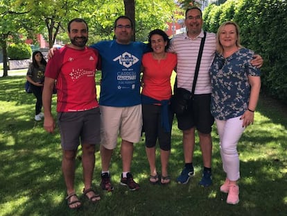 Inés Madrigal (d), con sus cuatro hermanos biológicos.