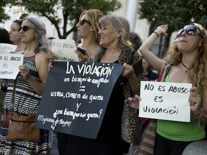 Concentración en Sevilla hoy en apoyo a la víctima de la llamada 'Manada de Manresa'. En vídeo, los detalles del interior de la casa okupa donde ocurrió la violación.