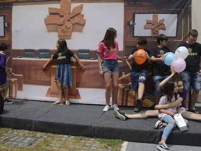Miembros de la asociación de familias de menores transexuales Naizen, el pasado junio en el Parlamento vasco. En vídeo, el Constitucional acuerda que los menores transexuales puedan registrar su cambio de sexo.