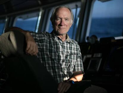Joel Stewart, capitán del 'Rainbow Warrior', en el puente de mando del velero de Greenpeace. En vídeo, A bordo del 'Rainbow Warrior'.
