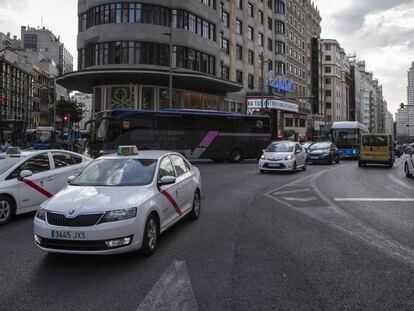 Tráfico en la Gran Vía de Madrid. En vídeo, declaraciones de Pepu Hernández. portavoz del PSOE en el Ayuntamiento de Madrid.