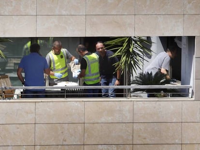Miembros de la policía examinan el domilicilio de la víctima, en Terrasa.
