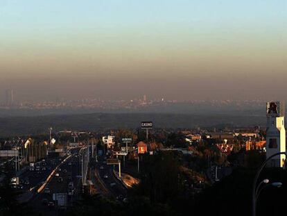 La boina de polución de la capital, durante uno de los episodios de contaminación. En vídeo, los ayuntamientos anuncian medidas urgentes contra la contaminación.