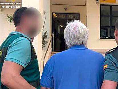 Jan Fasen es conducido por dos agentes tras su detención el pasado 23 de julio en una imagen cedida por la Guardia Civil. En vídeo, detienen en Calpe al mayor estafador de carne de caballo de Europa.