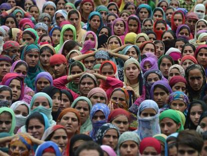 Mujeres de la Cachemira india durante un funeral de víctimas de violencia machista. En vídeo, el Parlamento indio aprueba la prohibición del 'talaq'.