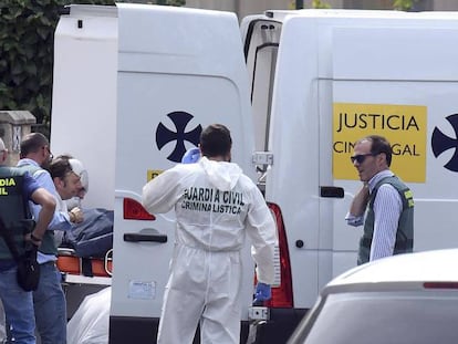 Momento del traslado del cuerpo de la mujer asesinada en Villagonzalo Pedernales, en Burgos. En vídeo, asesina a su mujer, hiere a su hijo de 29 años y después se quita la vida.