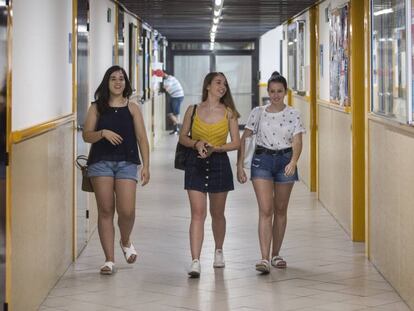 Las alumnas de Educación de la UB Marta Cruces, Maider Gorriz y Natalia Heredia. En vídeo, uno de cada tres aspirantes a maestros en Cataluña es rechazado por bajo nivel.
