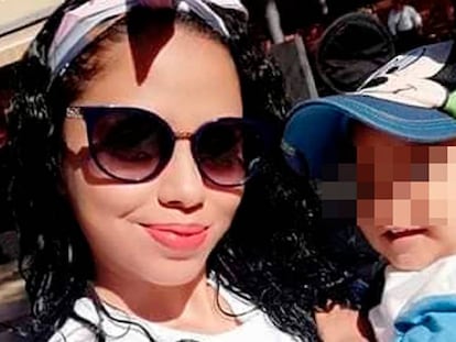 Nicole Olaechea y su hijo, en una foto facilitada por su familia. En vídeo, los detalles del presunto asesino.