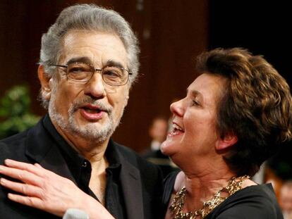 La presidenta del Festival de Salzburgo, Helga Rabl-Stadler, junto al tenor Plácido Domingo. En vídeo, nueve mujeres acusan al tenor de acoso sexual.