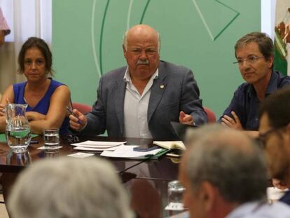El consejero andaluz de Salud, Jesús Aguirre, reunido con el gabinete de crisis por el brote de listeriosis.