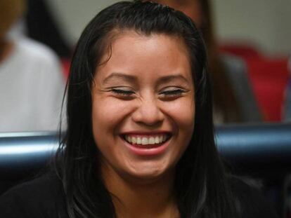 Evelyn Hernández reacciona tras escuchar el fallo de un juez que la absolvió tras ser juzgada por homicidio agravado en El Salvador.