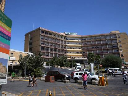 El hospital Virgen del Rocío donde ha fallecido una anciana por listeriosis. En vídeo, declaraciones del presidente de la Junta, Juan Manuel Moreno, y del portavoz de Facua, Rubén Sánchez.