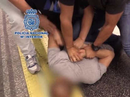 Imagen del detenido por grabar con cámara oculta las partes íntimas de mujeres cuando actuaba en el Metro de Madrid. En vídeo, imágenes de la detención.