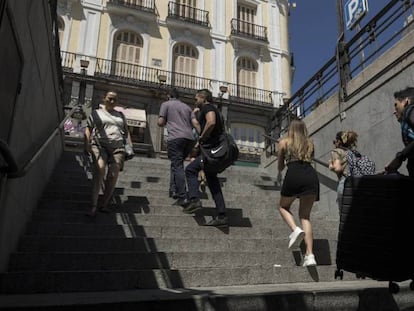 En foto, usuarios del metro de Madrid, en la salida de Sol. En vídeo, así grababa el detenido en la capital a sus víctimas.