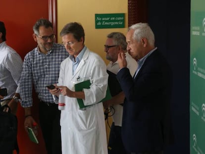 En foto, el portavoz del grupo de seguimiento del brote, José Miguel Cisneros, consulta su móvil. En vídeo, la empresa investigada por el brote de listeriosis también vendió carne mechada a través de una marca blanca.