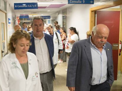 El alcalde de Sevilla, Juan Espadas, y el consejero andaluz de Salud, Jesús Aguirre, visitan las urgencias del Hospital Virgen del Rocío. En vídeo, la empresa investigada por el brote de listeriosis también vendió carne mechada a través de una marca blanca.