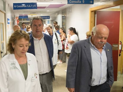 El alcalde de Sevilla, Juan Espadas, y el consejero andaluz de Salud, Jesús Aguirre, visitan las urgencias del Hospital Virgen del Rocío. En vídeo, la empresa investigada por el brote de listeriosis también vendió carne mechada a través de una marca blanca.