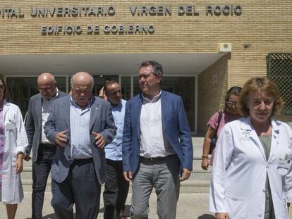 El consejero de Saluz, Jesús Aguirre, y el alcalde de Sevilla Juan Espadas visitan ayer a los afectados por el brote. En vídeo, cronología del brote de listeriosis.