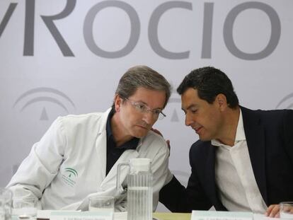 En foto, el presidente de la Junta de Andalucía, Juanma Moreno, y el consejero de Salud y Familias, Jesús Aguirre, se reúnen con profesionales y técnicos que participan en el dispositivo que atiende a los pacientes afectados por el brote de listeriosis este 28 de agosto. En vídeo, Juanma Moreno explica que es el primer día sin casos nuevos de listeriosis.