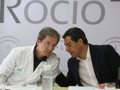 En foto, el presidente de la Junta de Andalucía, Juanma Moreno, y el consejero de Salud y Familias, Jesús Aguirre, se reúnen con profesionales y técnicos que participan en el dispositivo que atiende a los pacientes afectados por el brote de listeriosis este 28 de agosto. En vídeo, Juanma Moreno explica que es el primer día sin casos nuevos de listeriosis.