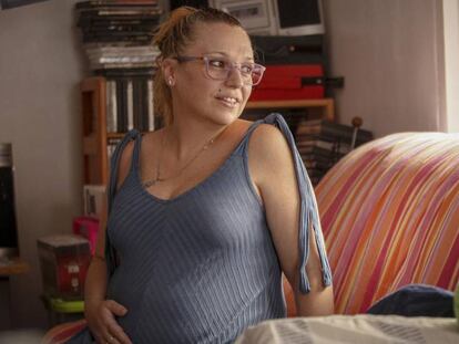 Inma Ruiz, una de las embarazas que fue ingresda por listeriosis, en su casa de Los Molares (Sevilla). En vídeo, afectados por la listeriosis bajo control.