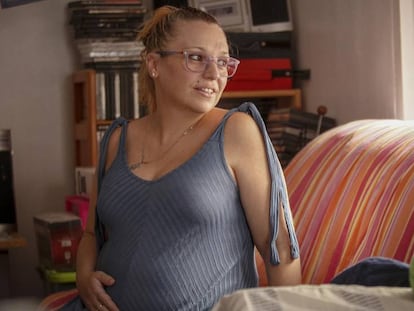 Inma Ruiz, una de las embarazas que fue ingresda por listeriosis, en su casa de Los Molares (Sevilla). En vídeo, afectados por la listeriosis bajo control.