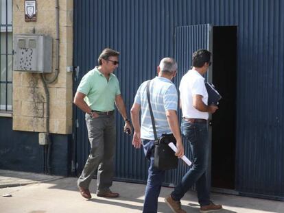 Los inspectores de la Administración entran esta mañana en la fábrica de Magrudis.