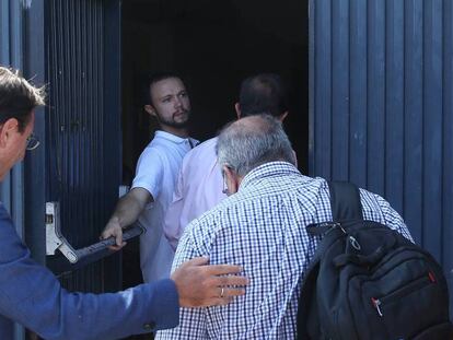 Sandro Marín abre la puerta de la fábrica de Magrudis a los inspectores. En vídeo, declaraciones de Elías Bendodo.