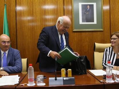 El consejero de Salud y Familias, Jesús Aguirre (en el centro), este jueves.