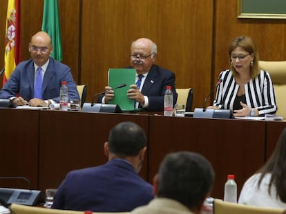 El consejero de Salud, Jesús Aguirre (en el centro), comparece en el Parlamento andaluz para informar sobre el brote de listeriosis. En vídeo, el portavoz del Gobierno andaluz, Elías Bendodo, critica al Ayuntamiento de Sevilla.