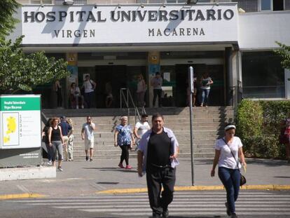Entrada del hospital Virgen Macarena de Sevilla. En vídeo, Facua denuncia que Magrudis estuvo 5 años y medio sin licencia de apertura