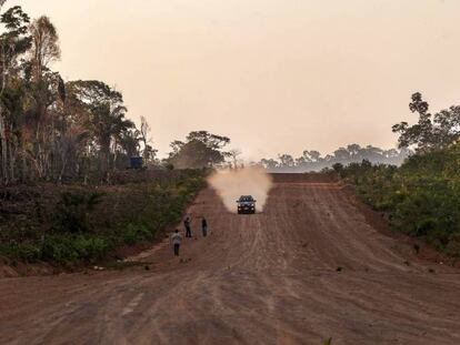 Pista de aterrizaje ilegal en plena selva amazónica. En vídeo, nuevos focos de incendios dificultan la lucha contra el fuego.