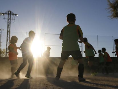 Niños jugando en un campo de fútbol en Orcasitas (Madrid). En vídeo, el jugador de baloncesto, Pau Gasol, presenta los resultados preliminares del estudio Pasos.