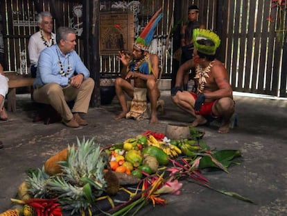 El presidente colombiano, Iván Duque, se reúne con líderes indígenas antes de la cumbre presidencial.