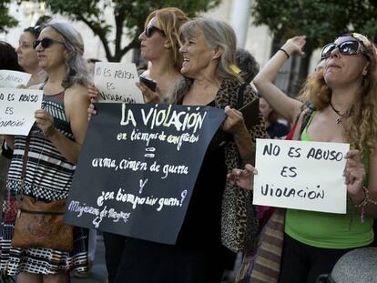 Concentración en Sevilla, en apoyo a la víctima de una violación en grupo en Manresa en 2016.