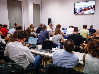 Periodistas en la sala de prensa habilitada por la Audiencia de Almería.