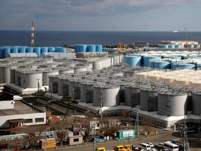 Tanques con agua radiactiva en la planta de nuclear de Fukushima (Japón), devastada por el terremoto y posterior tsunami de 2011.