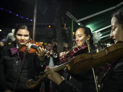 Tres mujeres mariachi tocan el violín en la Plaza Garibaldi.