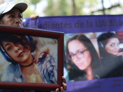 Un grupo de personas protesta contra los feminicidios en Ciudad de México. En vídeo, declaraciones de las madres de varias víctimas durante una protesta el pasado 8 de septiembre.