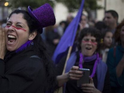 En vídeo, el momento en que los hombres profieren insultos contra las manifestantes en el Día Internacional de la Mujer en Sevilla.