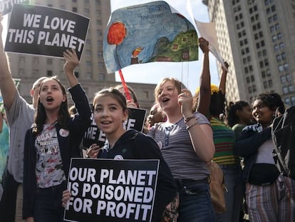 Manifestantes contra el cambio climático, este viernes en Nueva York. En vídeo, la manifestación en la capital alemana.