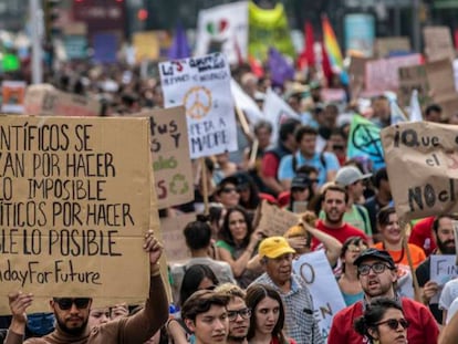 En foto, la marcha avanza sobre la avenida Reforma en Ciudad de México. En vídeo, crónica de la manifestación celebrada en Brasil.