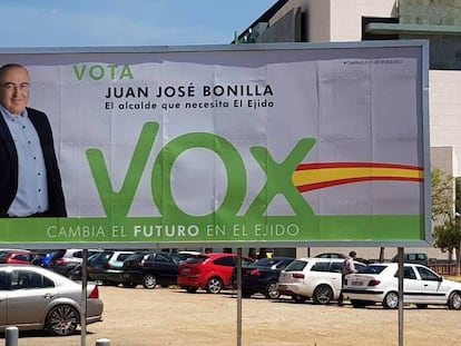 Cartel de campaña de Vox en las últimas elecciones municipales en El Ejido (Almería). En vídeo, declaraciones de Francisco Góngora, alcalde de El Ejido.