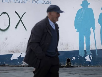 Pintada de VOX en una calle de El Ejido. En vídeo, crónica de la polémica.
